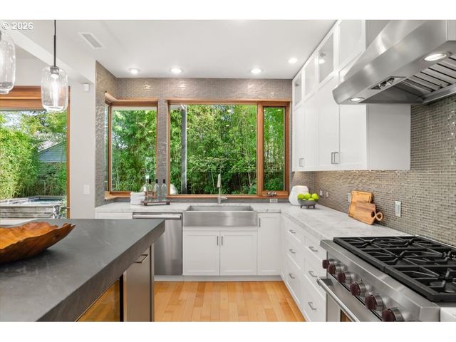 2817 Ne HAMBLET St, Portland, OR 97212