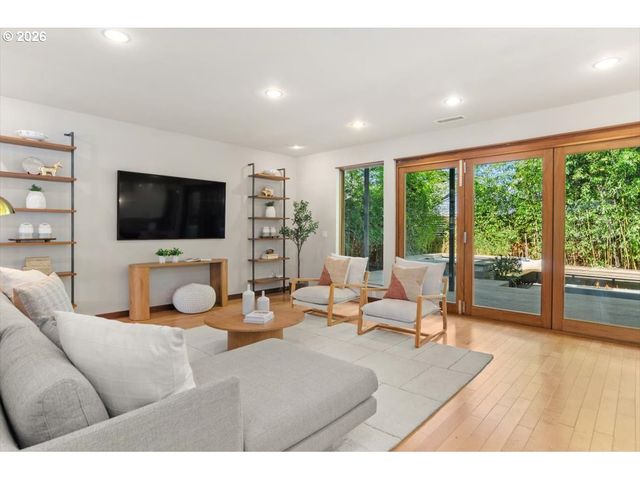 2817 Ne HAMBLET St, Portland, OR 97212