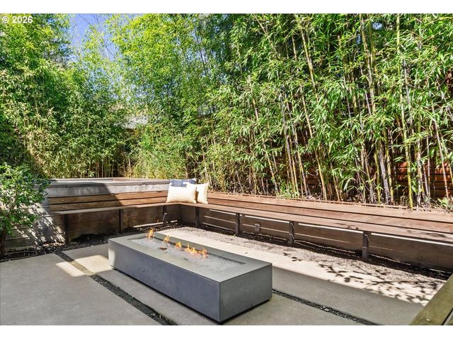 2817 Ne HAMBLET St, Portland, OR 97212