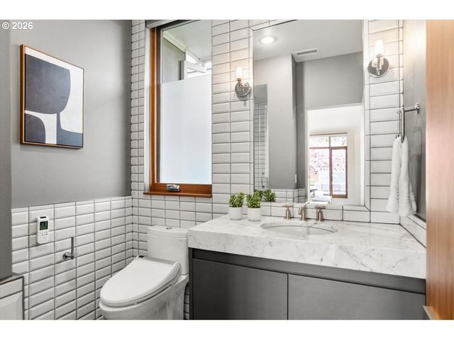 2817 Ne HAMBLET St, Portland, OR 97212
