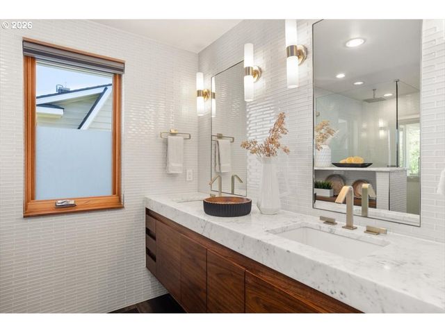 2817 Ne HAMBLET St, Portland, OR 97212