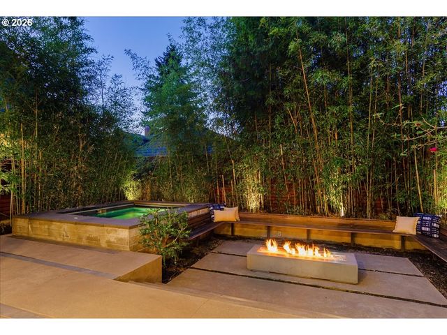 2817 Ne HAMBLET St, Portland, OR 97212