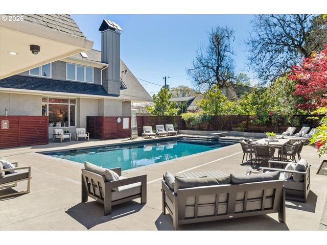 2817 Ne HAMBLET St, Portland, OR 97212
