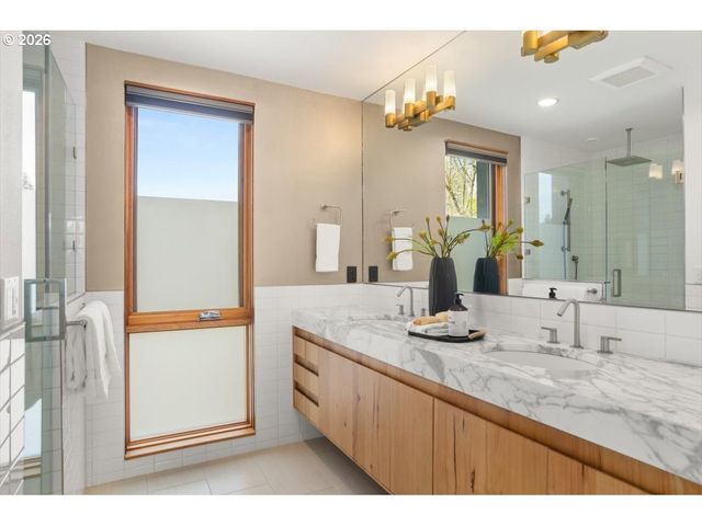 2817 Ne HAMBLET St, Portland, OR 97212