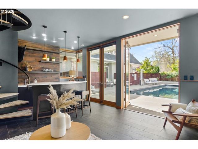 2817 Ne HAMBLET St, Portland, OR 97212