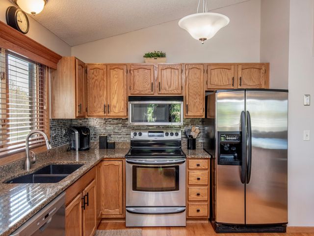 1372 Granite Lane N, Oakdale, MN 55128
