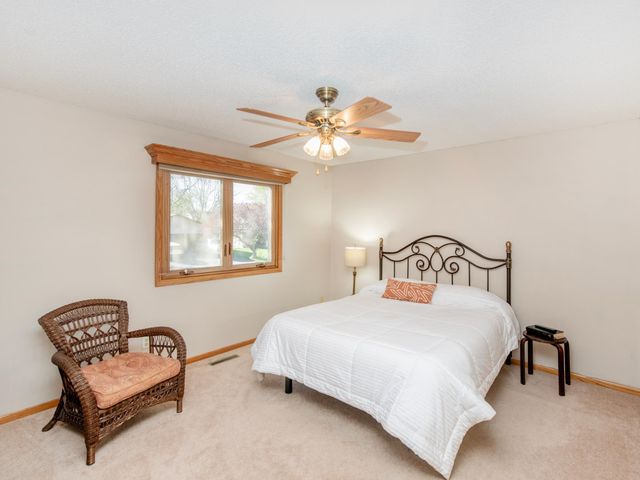 1372 Granite Lane N, Oakdale, MN 55128