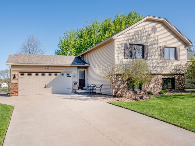 1372 Granite Lane N, Oakdale, MN 55128