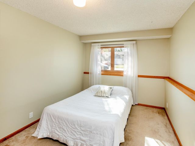 1372 Granite Lane N, Oakdale, MN 55128