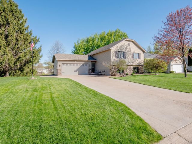1372 Granite Lane N, Oakdale, MN 55128