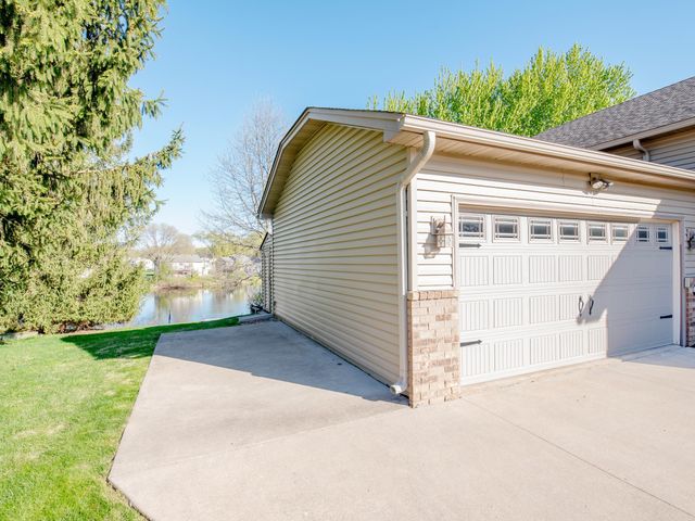 1372 Granite Lane N, Oakdale, MN 55128