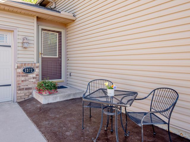 1372 Granite Lane N, Oakdale, MN 55128