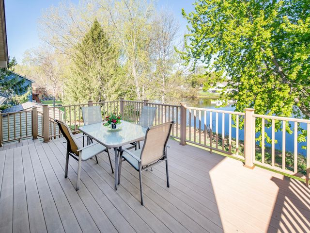 1372 Granite Lane N, Oakdale, MN 55128