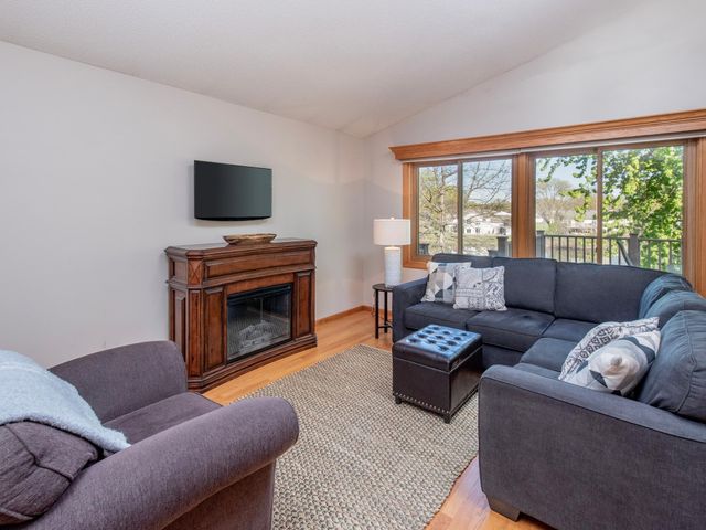 1372 Granite Lane N, Oakdale, MN 55128
