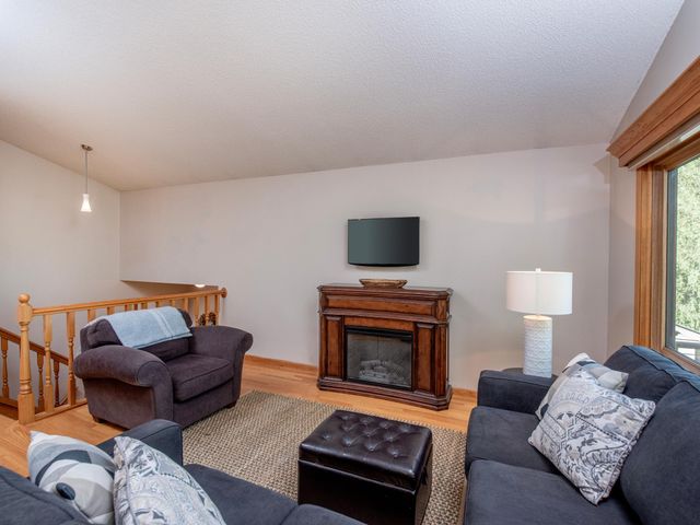 1372 Granite Lane N, Oakdale, MN 55128