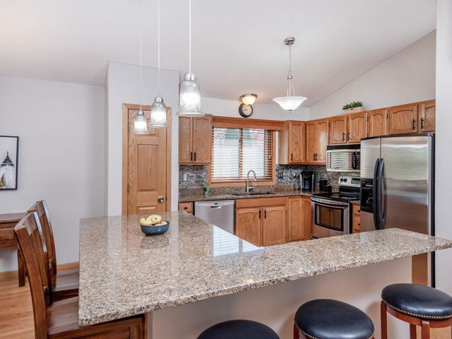 1372 Granite Lane N, Oakdale, MN 55128