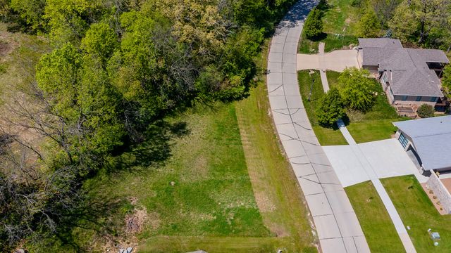 5623 Arbor Lake Drive, Pleasant Hill, IA 50327