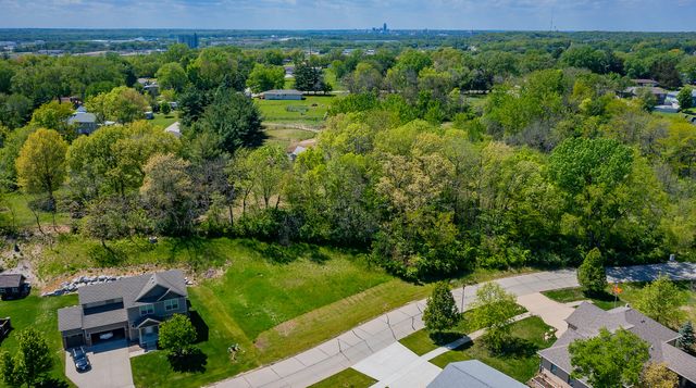 5623 Arbor Lake Drive, Pleasant Hill, IA 50327