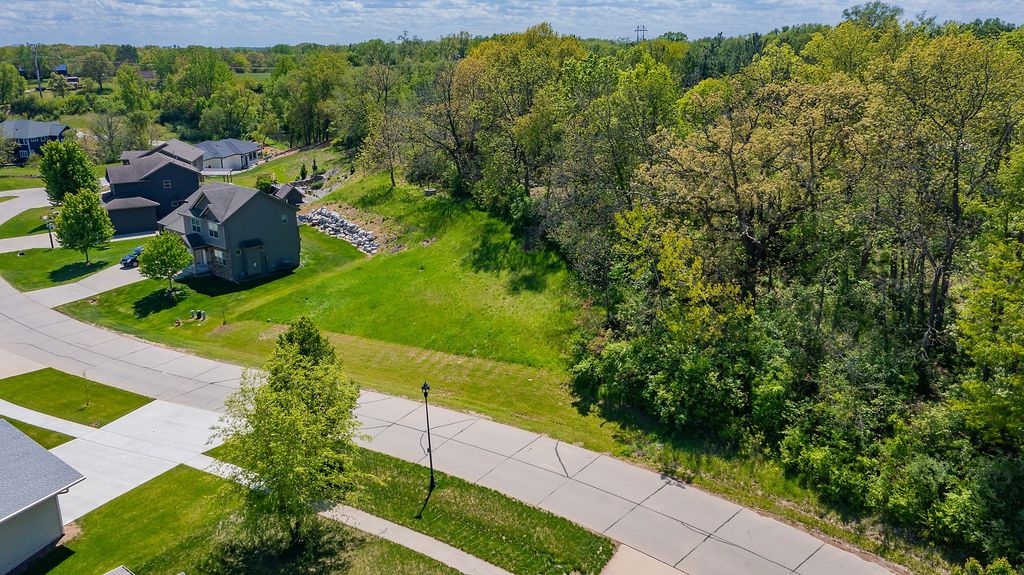 5623 Arbor Lake Drive, Pleasant Hill, IA 50327