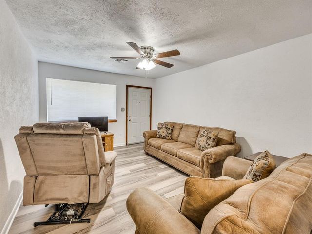 114 N Janeway Avenue, Moore, OK 73160