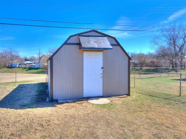 114 N Janeway Avenue, Moore, OK 73160