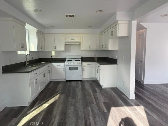 1128 E 84th Place B, Los Angeles, CA 90001