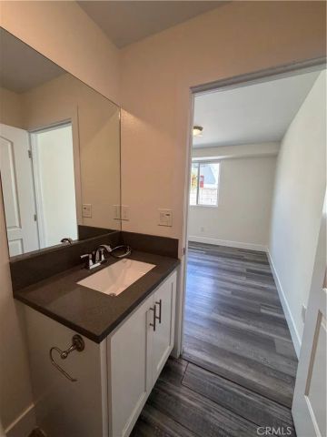 1128 E 84th Place B, Los Angeles, CA 90001