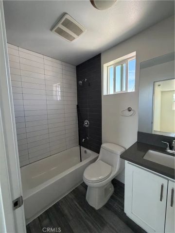 1128 E 84th Place B, Los Angeles, CA 90001