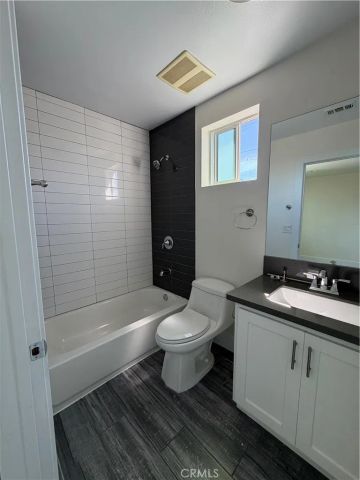 1128 E 84th Place B, Los Angeles, CA 90001