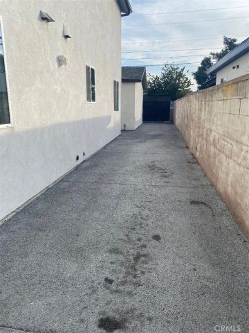 1128 E 84th Place B, Los Angeles, CA 90001