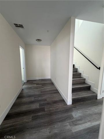 1128 E 84th Place B, Los Angeles, CA 90001