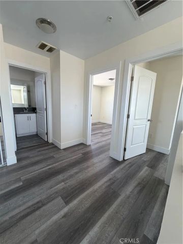 1128 E 84th Place B, Los Angeles, CA 90001