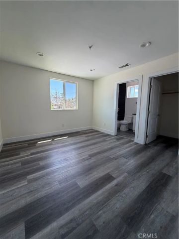 1128 E 84th Place B, Los Angeles, CA 90001