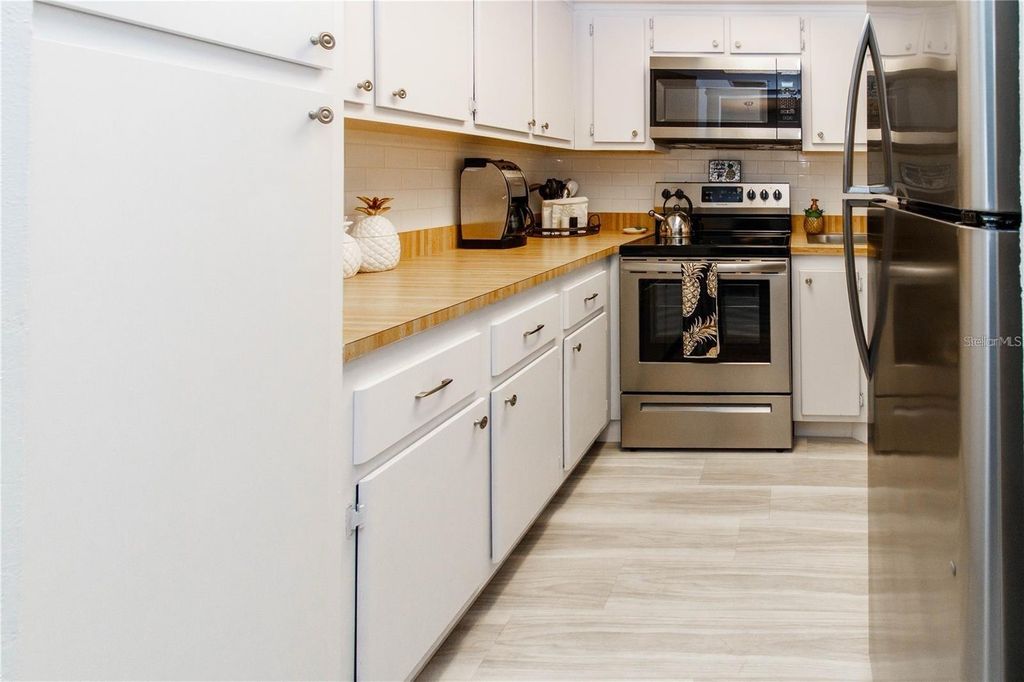 Image 9 of property listing at 5135 GEMSTONE DRIVE 202, New Port Richey, FL 34652