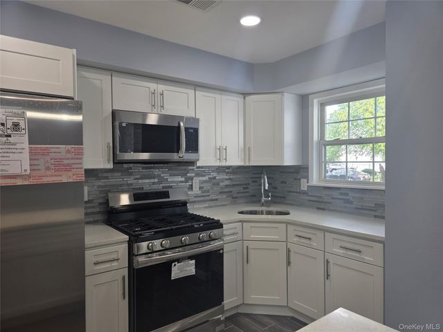 9 Trim Street, Bay Shore, NY 11706