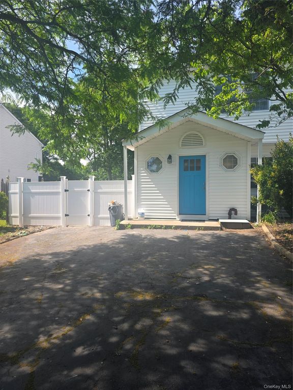 9 Trim Street, Bay Shore, NY 11706