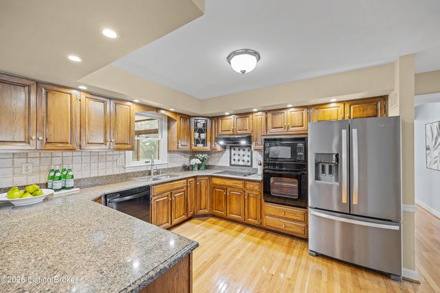 9112 Hurstwood Ct, Louisville, KY 40222