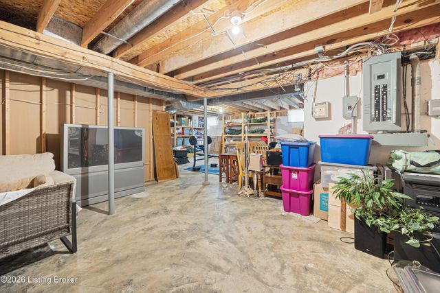 9112 Hurstwood Ct, Louisville, KY 40222