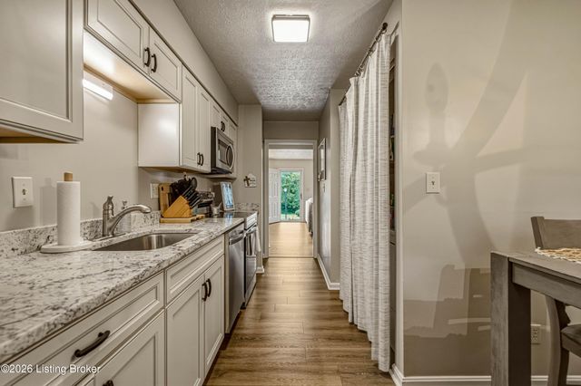 10774 Colonial Woods Ct, Louisville, KY 40223