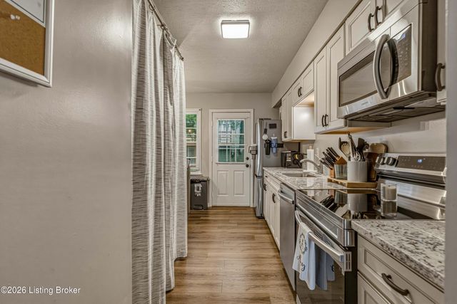 10774 Colonial Woods Ct, Louisville, KY 40223