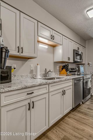 10774 Colonial Woods Ct, Louisville, KY 40223