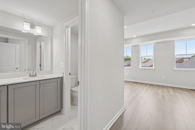 19542 VILLAGE WALK DR, Montgomery Village, MD 20886