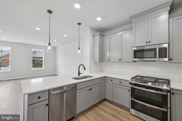 19542 VILLAGE WALK DR, Montgomery Village, MD 20886
