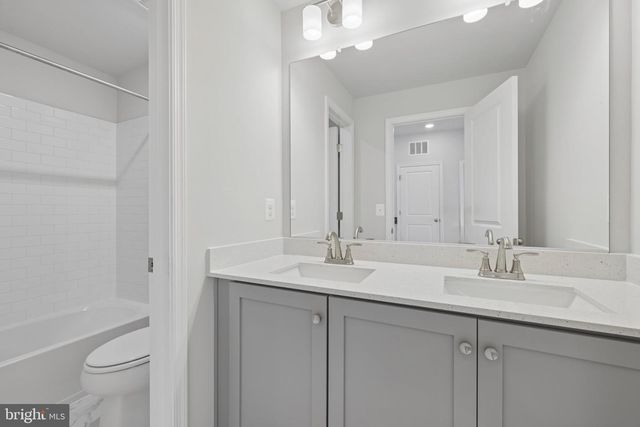 19542 VILLAGE WALK DR, Montgomery Village, MD 20886