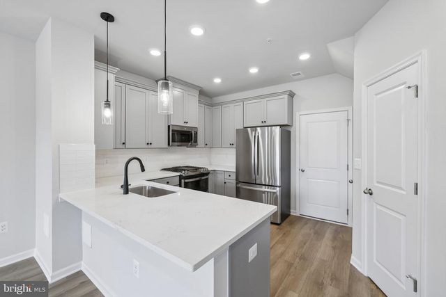 19542 VILLAGE WALK DR, Montgomery Village, MD 20886
