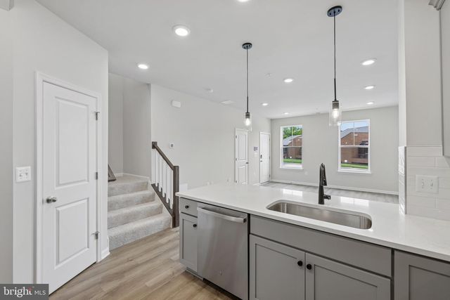 19542 VILLAGE WALK DR, Montgomery Village, MD 20886