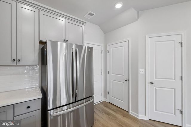 19542 VILLAGE WALK DR, Montgomery Village, MD 20886