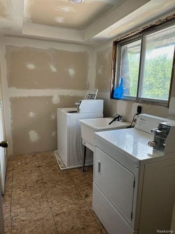 1724 S Custer Road, Monroe, MI 48161