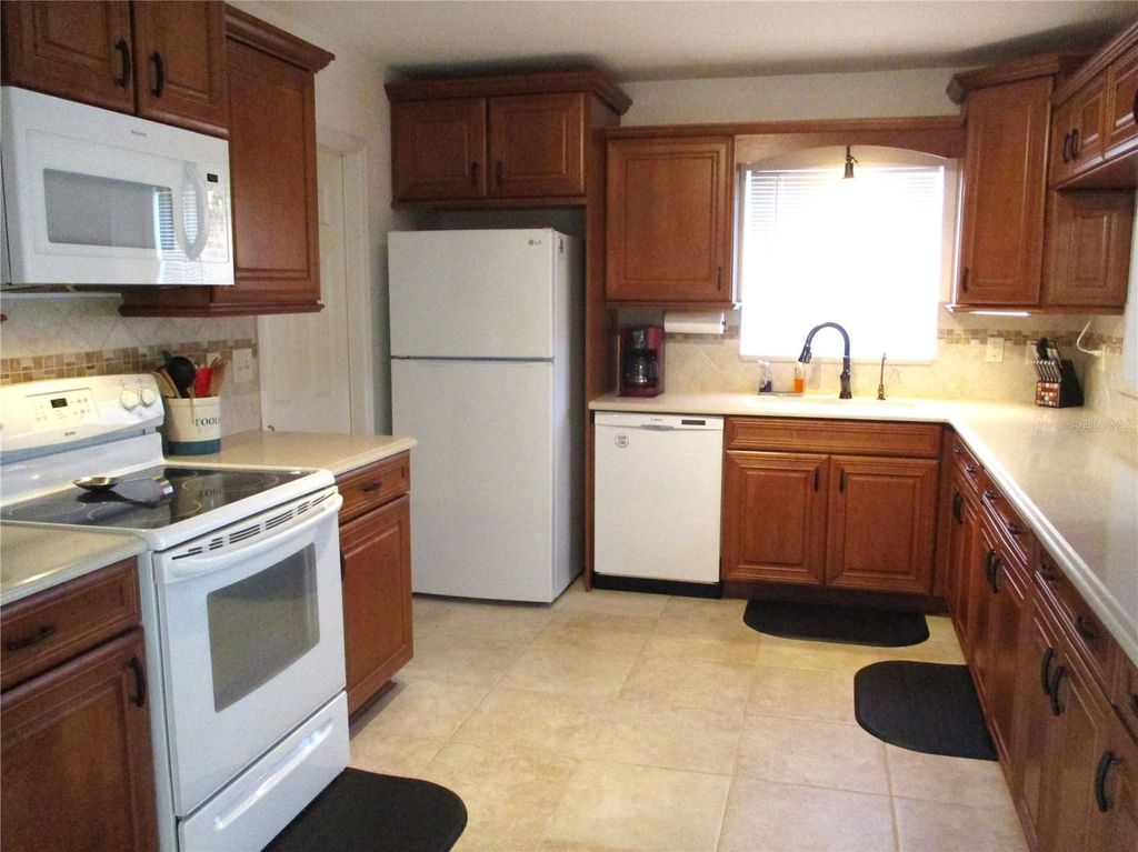 Image 4 of property listing at 13699 SW 111TH AVENUE, Dunnellon, FL 34432