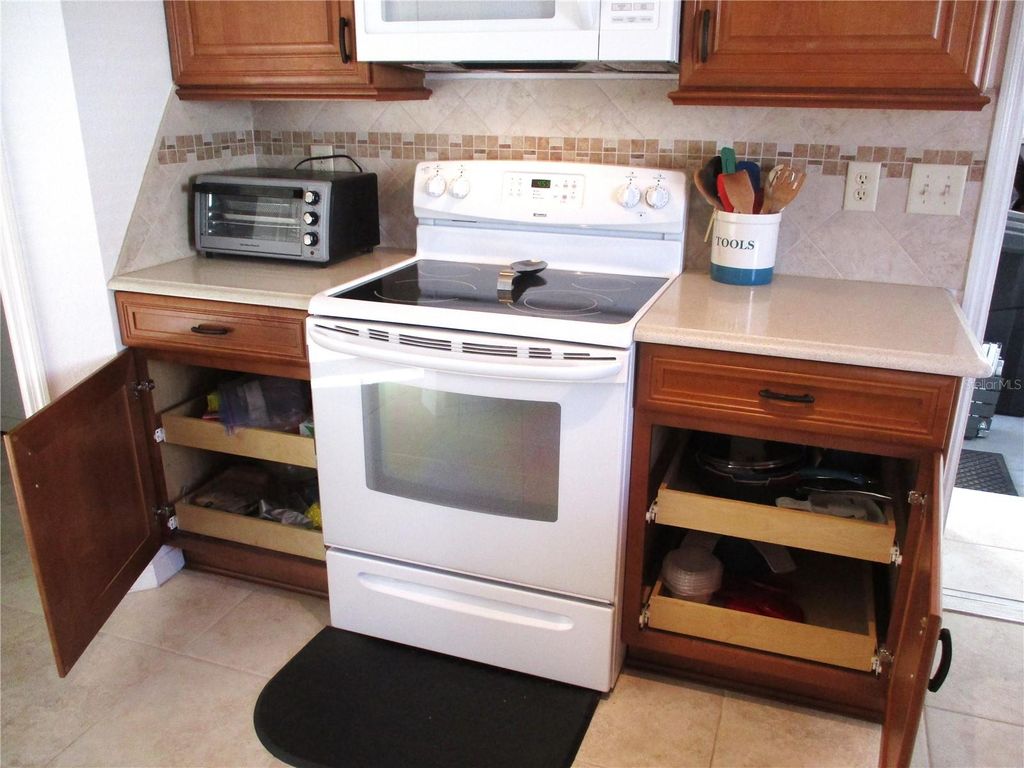 Image 9 of property listing at 13699 SW 111TH AVENUE, Dunnellon, FL 34432